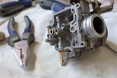 Immagine ravvicinata di un carburatore con i getti