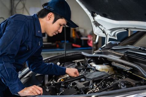 Un meccanico che controlla un motore