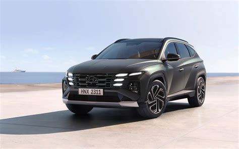 Hyundai Tucson in un contesto paesaggistico moderno