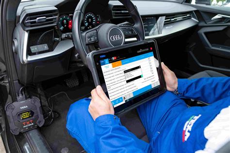 Meccanico specializzato che esegue una diagnosi su una Mercedes-Benz