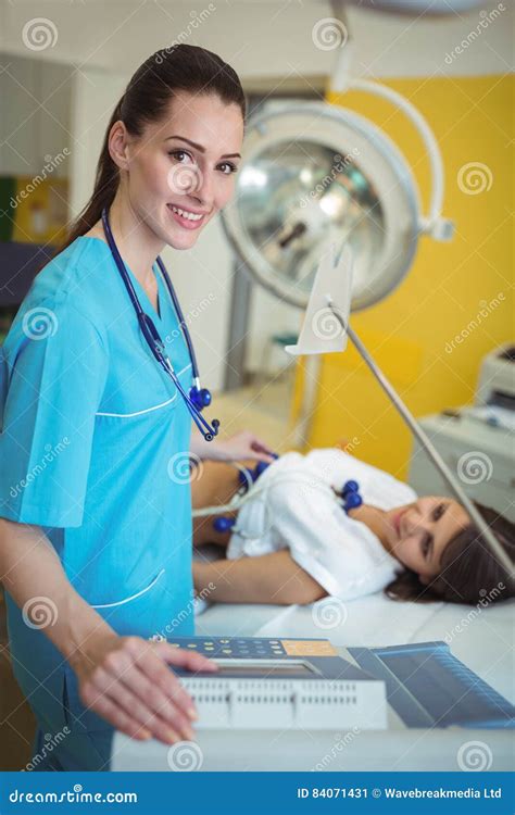 Infermiere che esegue un ECG a domicilio