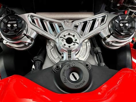 dettaglio di una piastra superiore montata su una Ducati Panigale