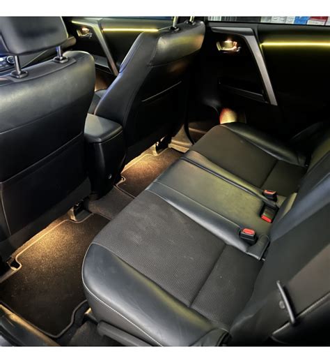 Interni Toyota RAV4 con luci di cortesia accese