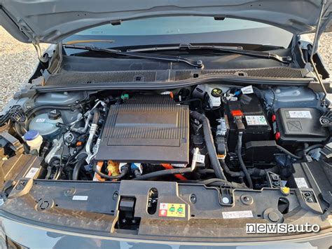 Interno vano motore Opel Corsa C con indicazione del faro