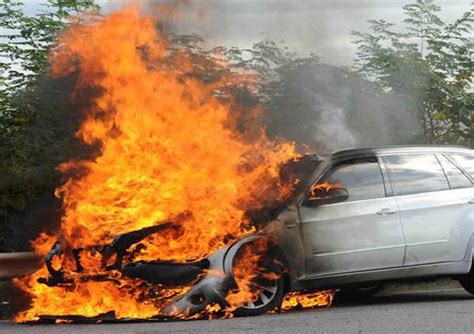 immagine di un'auto in fiamme