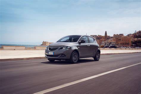 Diversi modelli di auto Lancia