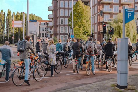 Persona in bicicletta ibrida nel traffico urbano