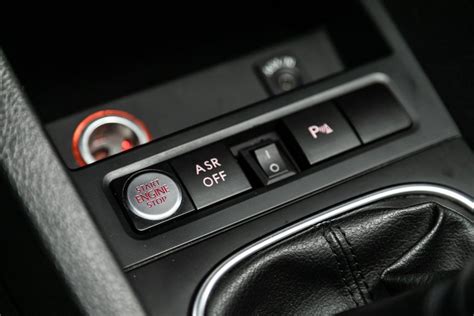 Pulsante ASR OFF su un cruscotto automobilistico