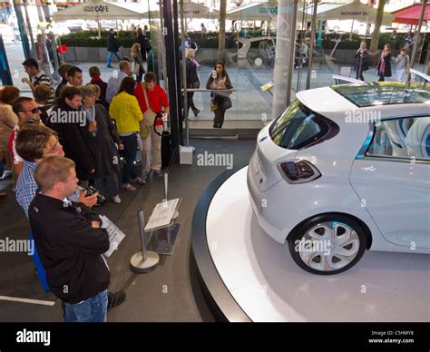 Esposizione di auto nuove in showroom