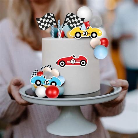 Torta di compleanno con topper a tema automobili