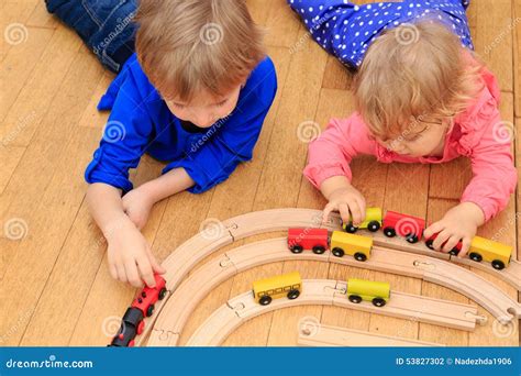 Bambini che giocano con trenini