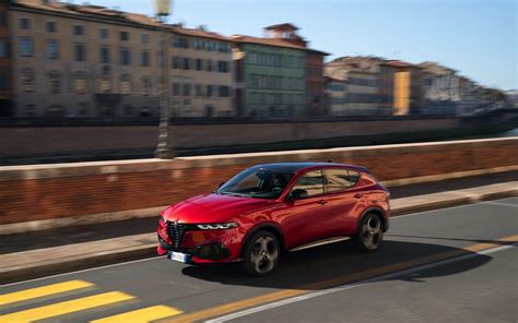 Una delle prime automobili su una strada moderna