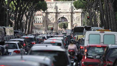 Vecchia foto di Roma con traffico che sembra circolare a sinistra
