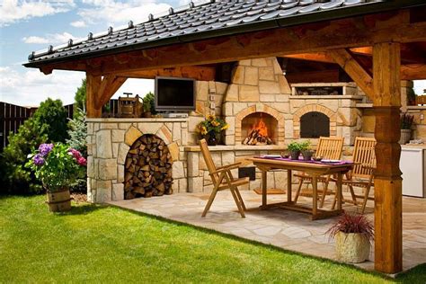 Area barbecue in muratura con tettoia