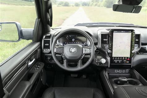 Dodge RAM interno con display