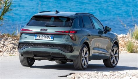Audi Q3 su strada innevata con evidenza della trazione quattro