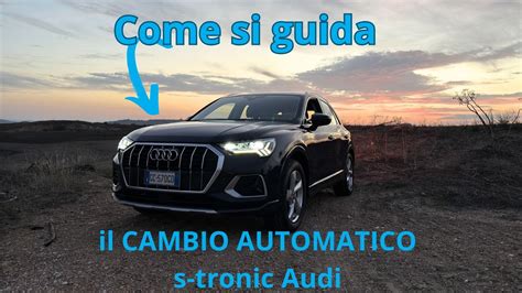 Interno di un'Audi Q3 con evidenza del cambio S tronic