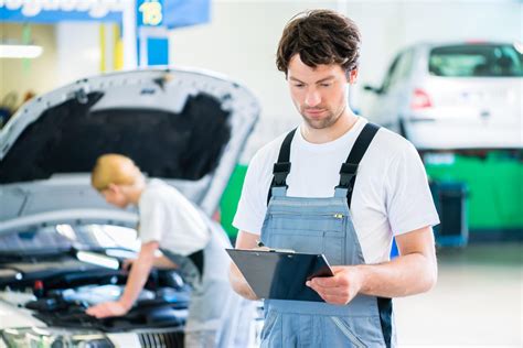 Veicoli in un'officina meccanica