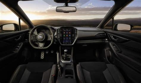 Interni di una Subaru WRX con dettagli racing