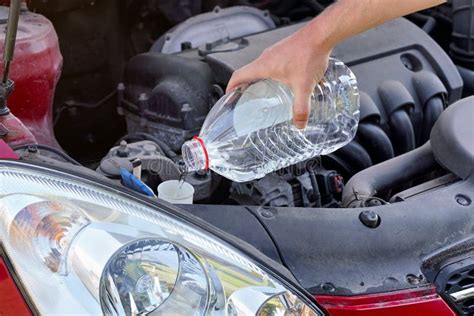 Immagine di una persona che versa l'additivo nel serbatoio del carburante