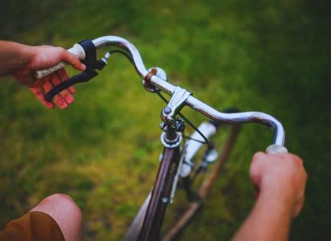 Manubrio bici da vicino con mani