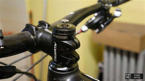 Dettaglio regolazione serie sterzo bici
