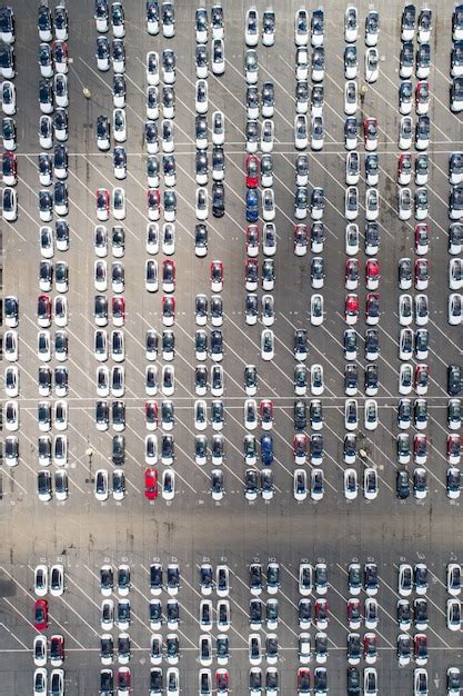 Vista aerea di un parcheggio di concessionaria automobilistica, con auto all'aperto