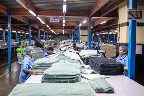 Lavoratore concentrato in una fabbrica