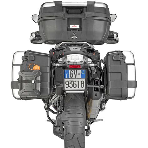 BMW R 1200 R con bauletto Givi Monokey installato sull'attacco SRA5117
