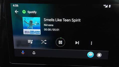 Schermo di infotainment di un'auto che mostra l'icona di Spotify