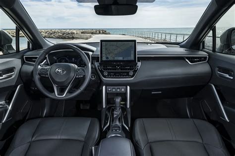 Interni della Toyota Corolla Cross, mettendo in evidenza il nuovo tunnel centrale e i display digitali