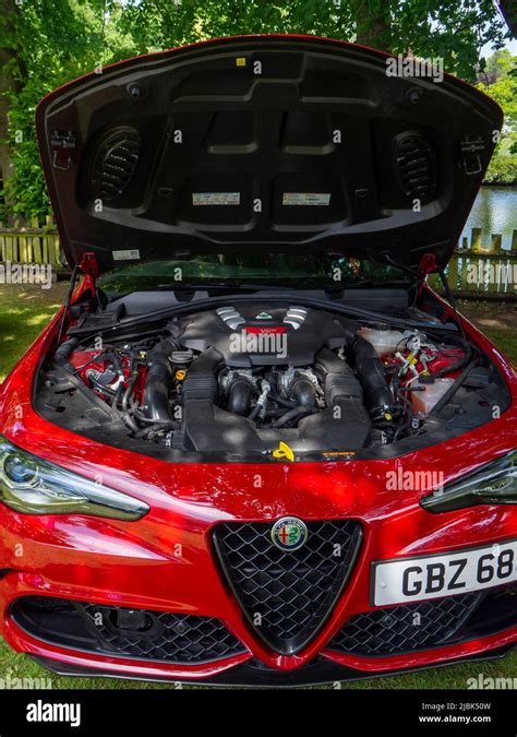 Alfa Romeo 75 1991 con cofano aperto che mostra il motore e il sistema di iniezione