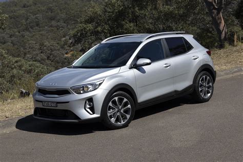 Kia Stonic parcheggiata di fronte alla concessionaria