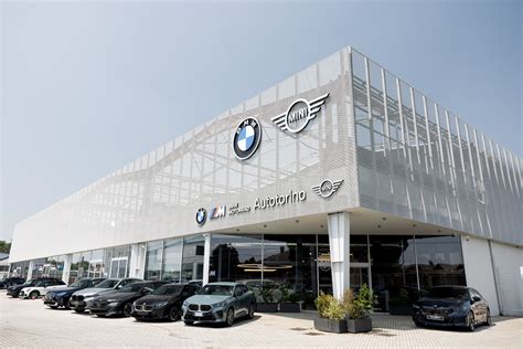 Interno dello showroom Autotorino di Olgiate Olona con diverse auto