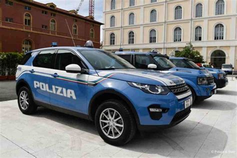 Flotta della Polizia di Stato composta da vari modelli FCA parcheggiata davanti a una sede istituzionale