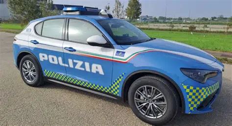 Alfa Romeo Stelvio in livrea ufficiale della Polizia di Stato durante un pattugliamento stradale