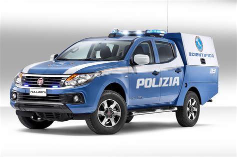 Dettaglio dell'allestimento interno del Fiat Fullback con scaffalature per la Polizia Scientifica