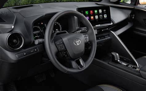 Interno Toyota C-HR e display infotainment