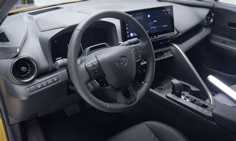 Dashboard Toyota C-HR con controlli al volante
