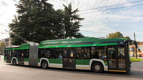 Filobus moderno in città