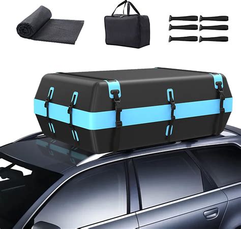 Auto con box da tetto e portapacchi in viaggio