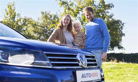 Famiglia che guida un SUV