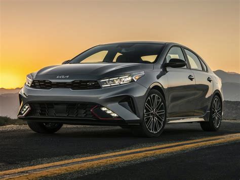 Kia Forte GT-Line nera vista frontale in movimento