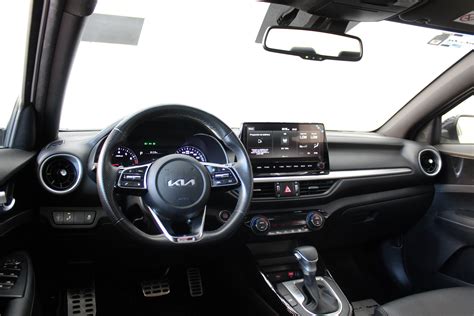 Interni Kia Forte GT-Line con schermo touch e volante multifunzione