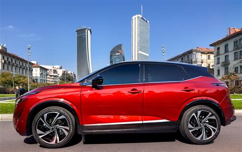 Nissan Qashqai di terza generazione in un ambiente urbano