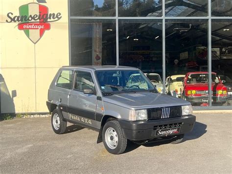 Interni di una Fiat Panda 4x4 del 1989 con la leva del cambio in evidenza