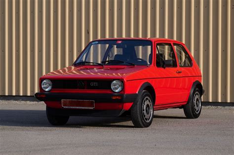 Volkswagen Golf GTI MK1 e MK7 affiancate