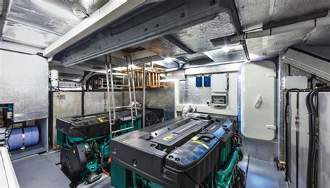 Veduta d'insieme di una sala macchine moderna per un peschereccio equipaggiato con sistemi Volvo Penta