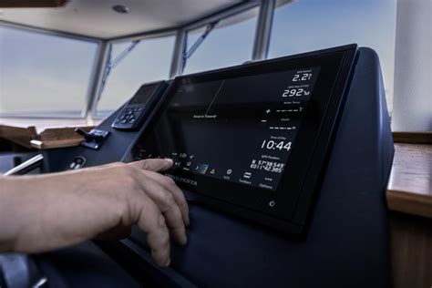 Interfaccia del sistema Electronic Vessel Control di Volvo Penta installato su una plancia professionale