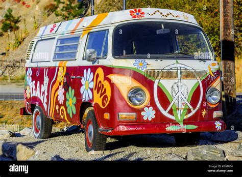 Manifestazione hippie con pulmino Volkswagen